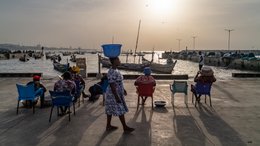 Accra;-Ghana;-Jamestown;-fishing-harbour;-fish-traders;-women;-waiting;-landing;-backlight;-sunrise;-shadows;-basin;-plastic-chairs;-fish-economy;-womens-role;-Ga-Mashie-community;-artisanal-fishing;-daily-life;-Gulf-of-Guinea;-West-Africa;-documentary-photography;-Kaleidos;-Kaleidos-images;-La-parole-à-limage;-Stories-Pictures;-Tarek-Charara